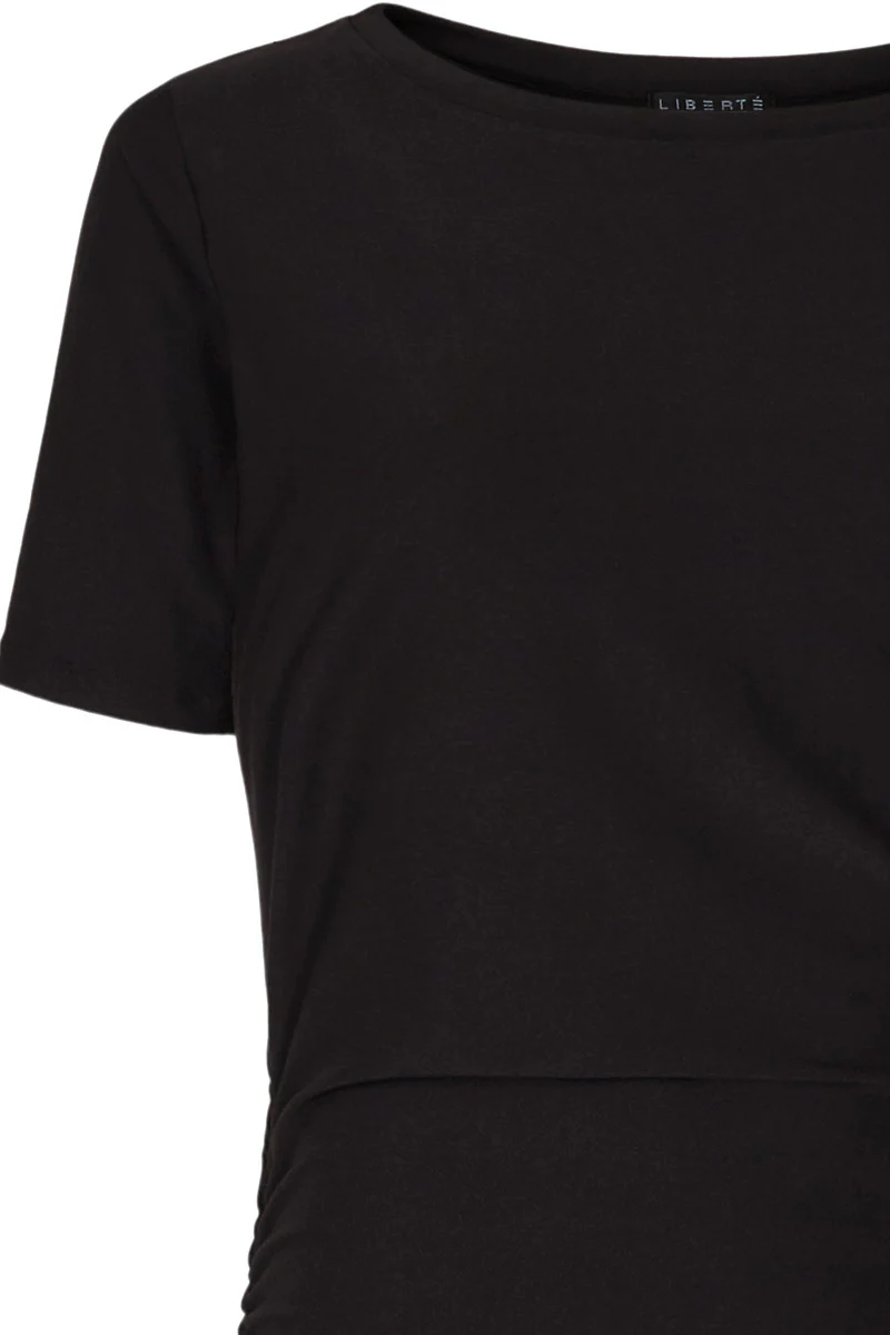 Alma Dress3 | Sort | Kjole med korte ærmer og rynker i siderne fra Liberté Essentiel - Image 3