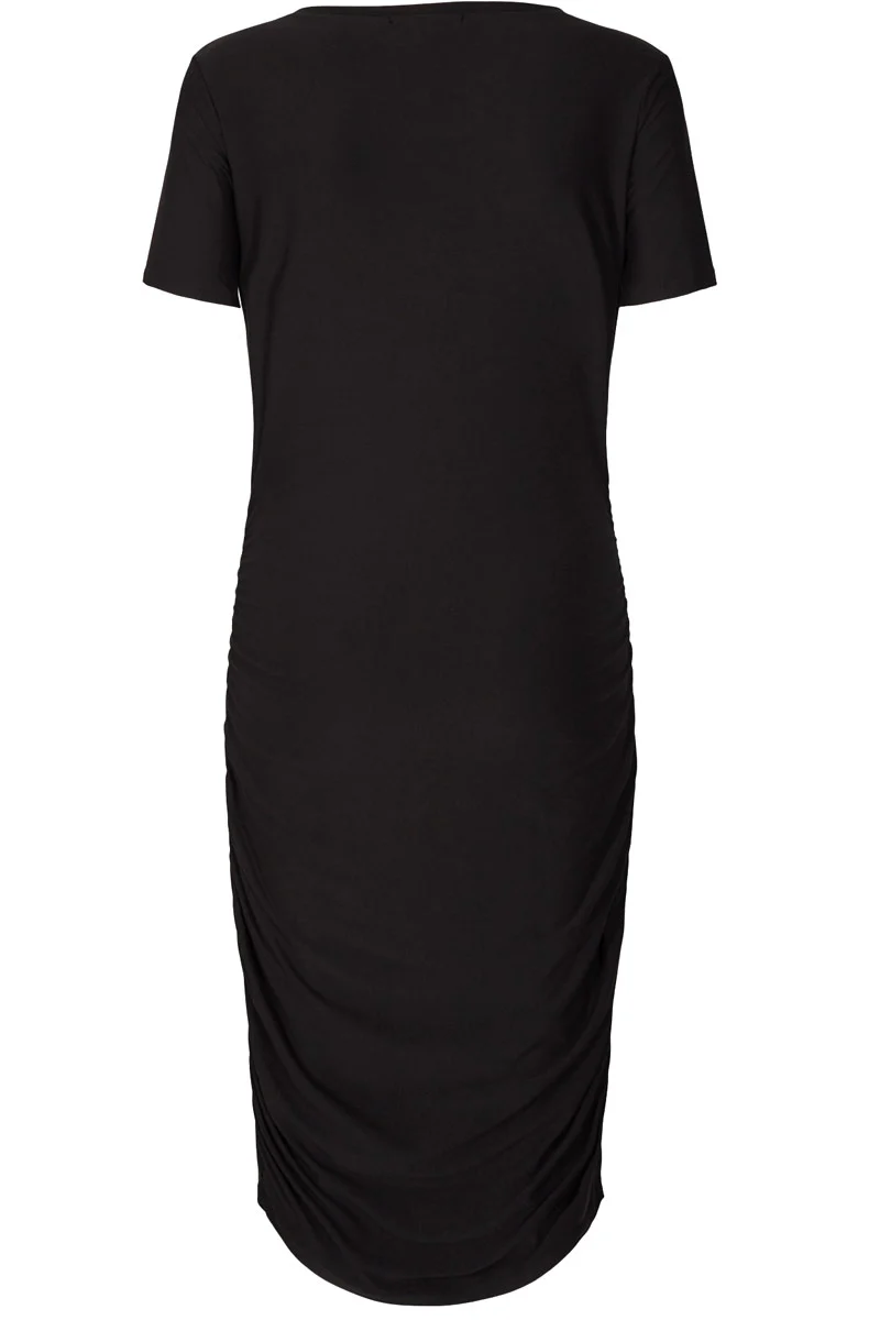 Alma Dress3 | Sort | Kjole med korte ærmer og rynker i siderne fra Liberté Essentiel - Image 4