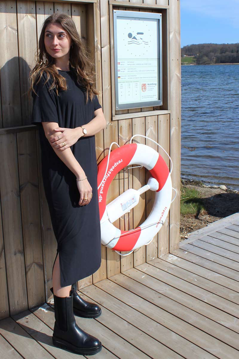 Alma Tshirt Dress | Sort | Kjole fra Liberté - Image 5