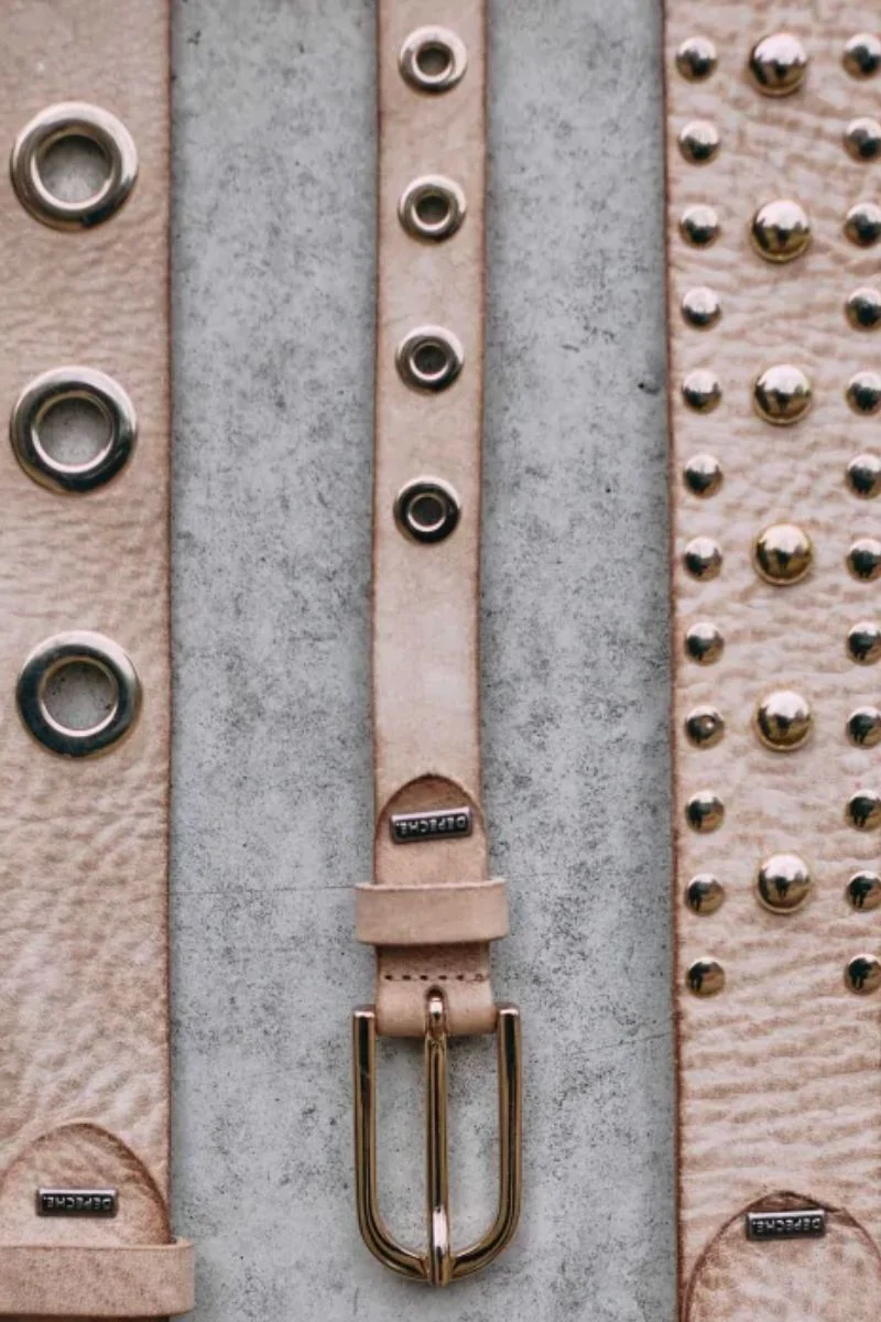 Narrow Belt Studs | Sand | Smalt bælte med guld nitte huller fra Depeche - Image 4